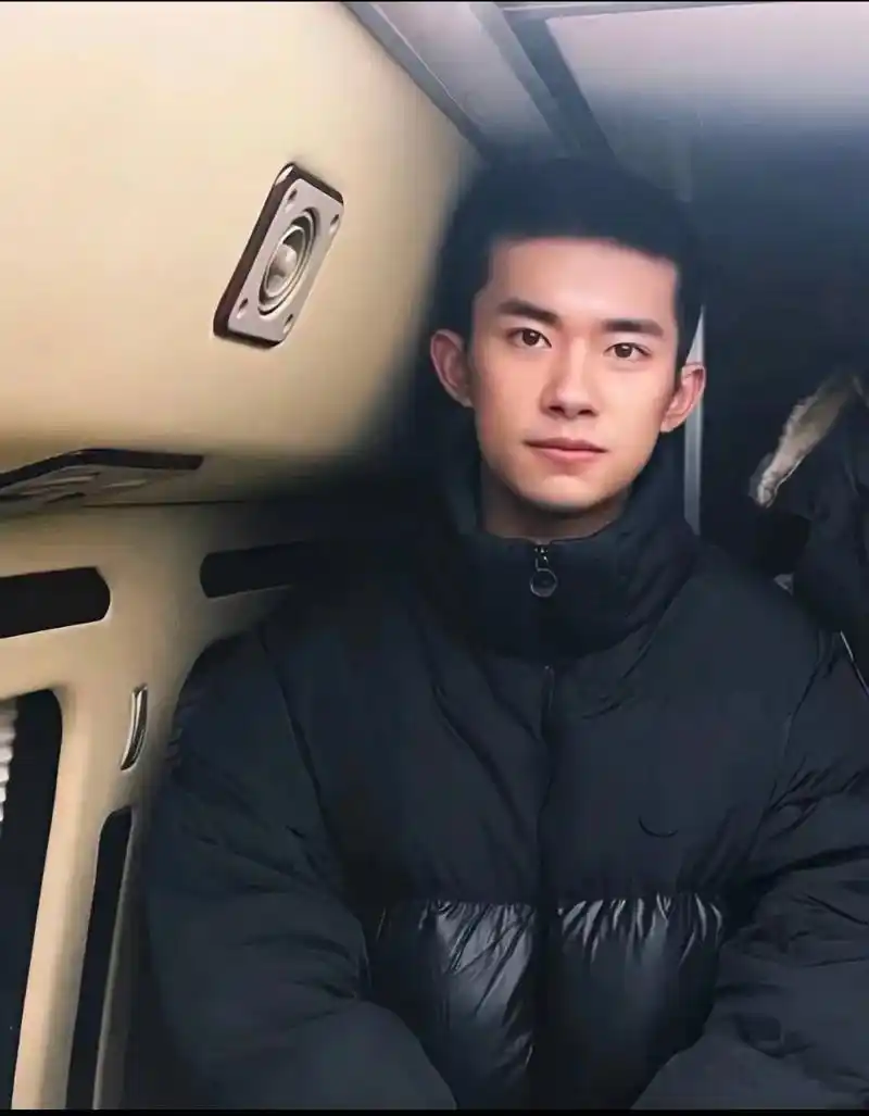 易烊千玺 #寸头男孩 96 60637290 90 这个世界乱 - 抖音