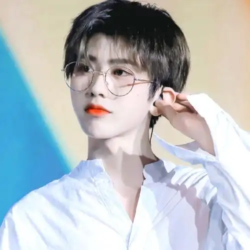 蔡徐坤滤镜头像