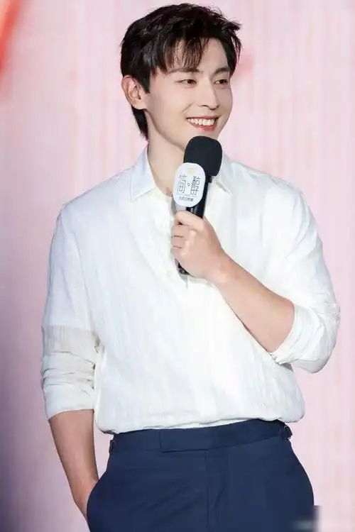 邓伦回身穿白衬衫阳光帅气牛奶肌肤白到发光