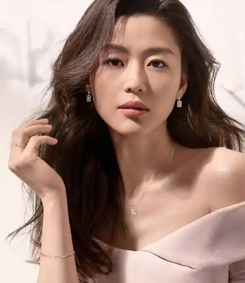 全智贤女神的五官非常精致立体,尤其是鼻子更是完美高挺,因此我们也