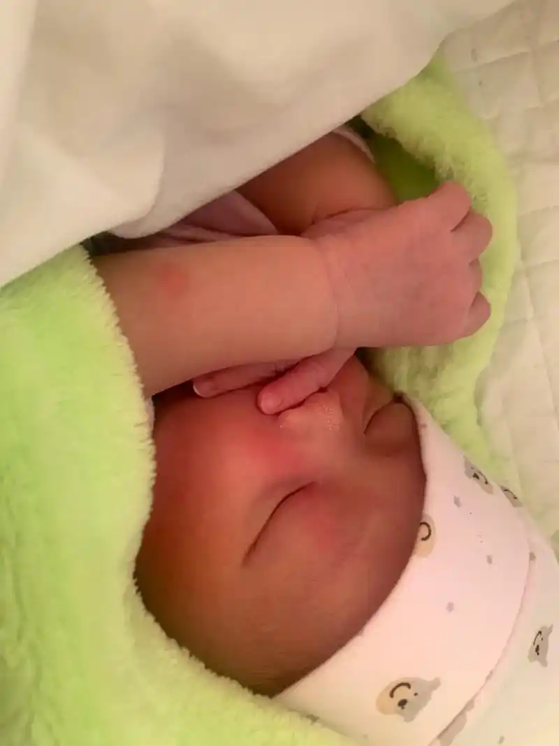 每一张照片都是记录着你的成长,刚出生到现在,跟你在一起很累又 - 抖