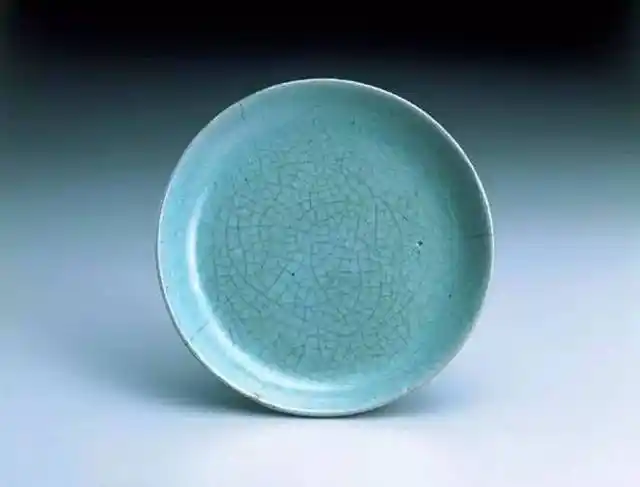 北宋汝窑青瓷丙蔡碟 尺寸: 高1.5cm 深1.2cm  口径10.9cm  足径8.