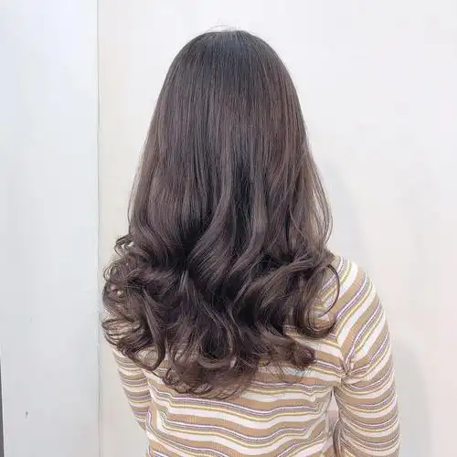 卷半头的中长发,直发与卷发双重特点,体现出一种轻盈柔和之美