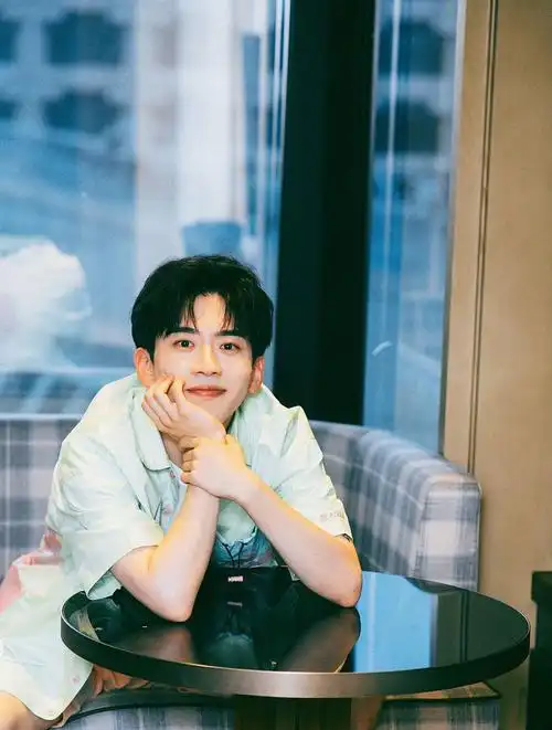 费启鸣儿童节晒童趣写真 托腮卖萌变邻家男孩