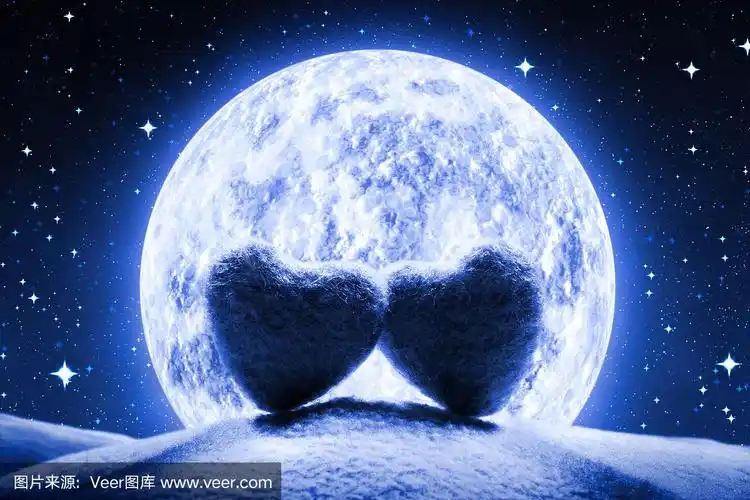 两颗柔软的心在满月前的山上,星空的背景