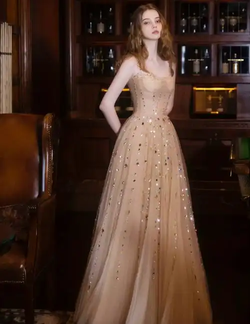 香槟色晚礼服女小众轻奢高端宴会气质主持人高级感年会晚宴礼服裙