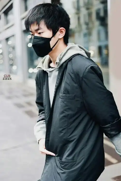 易烊千玺意大利素颜饭拍