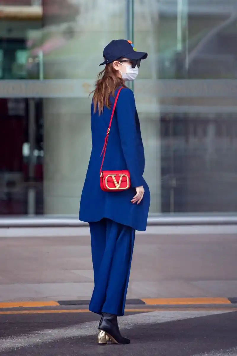 原创戚薇也太"高调"了,身穿蓝色西装配精致高跟鞋,清爽干练又时髦