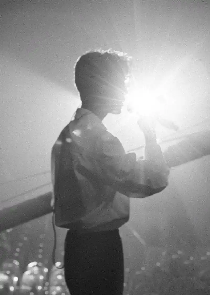 肖战# 一些令人心动的白衬衣背影