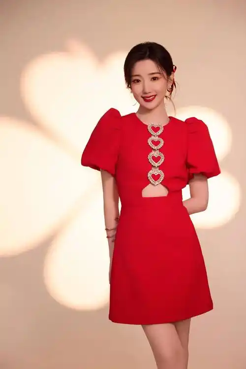 毛晓彤女星时尚造型:窈窕淑女,娇艳动人