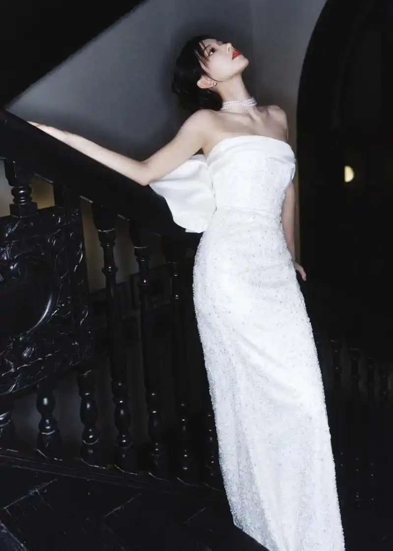 程潇白色抹胸礼服大赏,越看越像裹了一条浴巾,性感身材根本遮不住,让