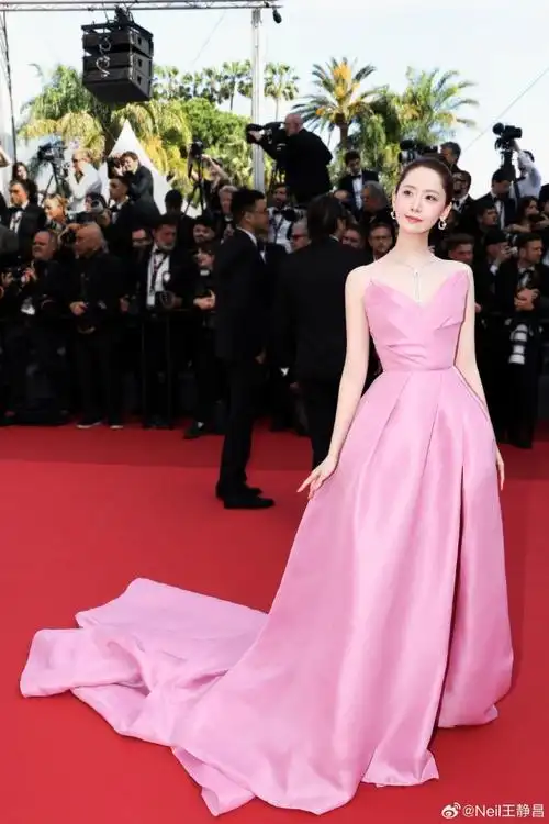 昨日的#戛纳红毯#上,林允儿的亮相也是最亮眼的一幕,她穿了一条