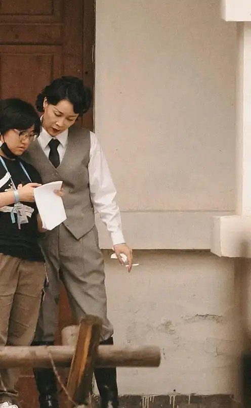 原创那英录综艺化身干饭人嘴里吃冰棍手里拿雪糕片场抽烟超a