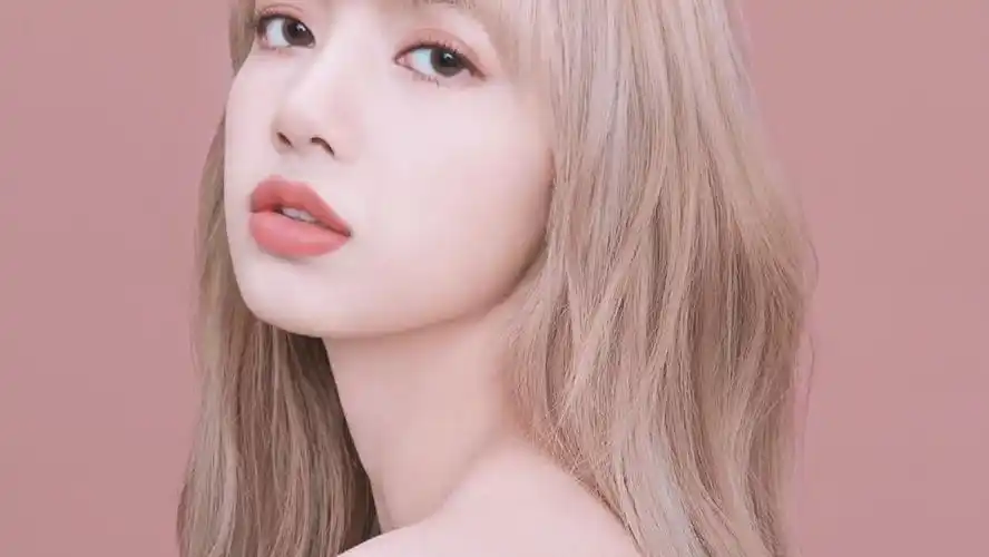 全球火爆的blackpin女团lisa巴黎时尚大片,中国粉丝lisa最多