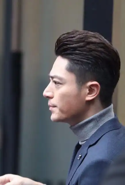 近照中的霍建华,侧脸的罗奎非常的好看,可以看出他的颜值现在还是非常