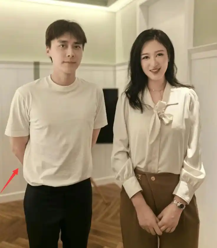 36岁李易峰近况曝光,搂抱美女疑有新恋情,女方颜值高大胆表白_女生