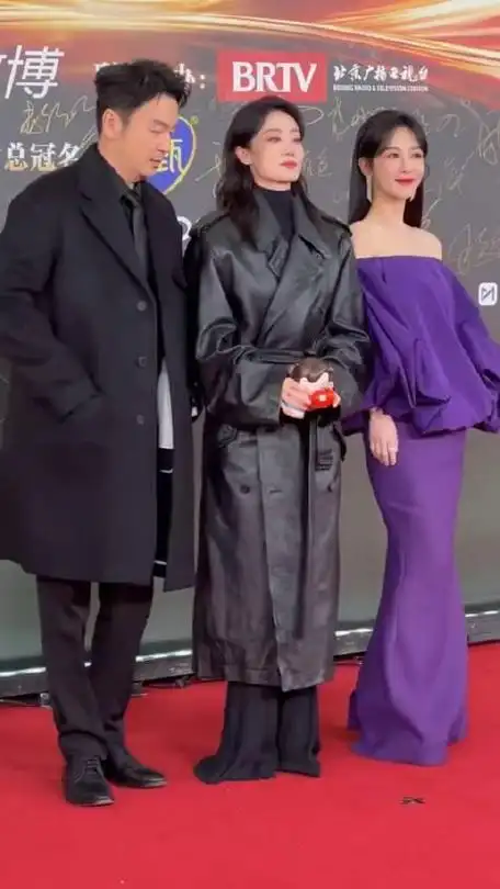 热辣滚烫剧组走红毯张小斐杨紫雷佳音