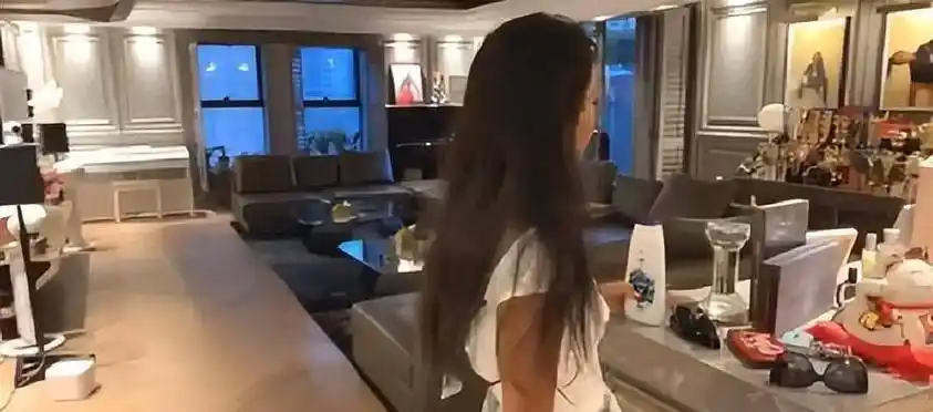 "高调富婆"吉克隽逸:千万豪宅如宫殿,却当众卖惨嫌做艺人辛苦