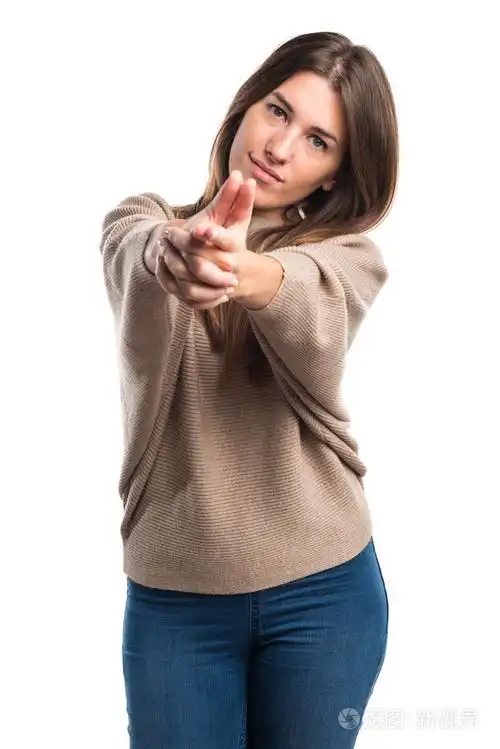 女孩做枪的手势