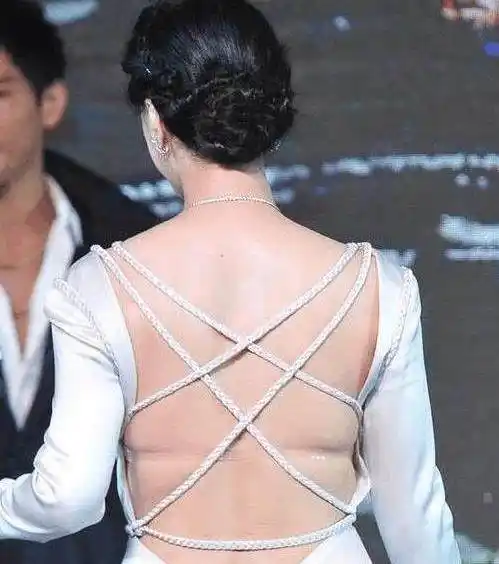 《二代妖精》发布会:范冰冰衣着"浮肿",为掩藏肚大肉肥?