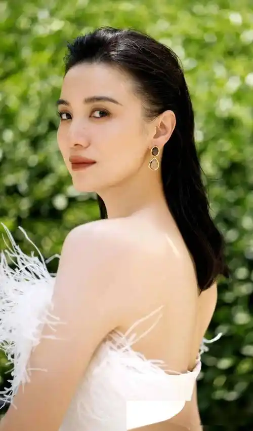 岁的宋佳写真曝光,这谁顶得住她的魅力?