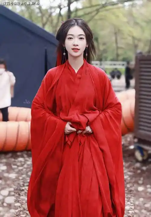 吴谨言新剧《墨雨云间》路透图曝光,一袭红衣俏皮可爱,温婉大气_剧情