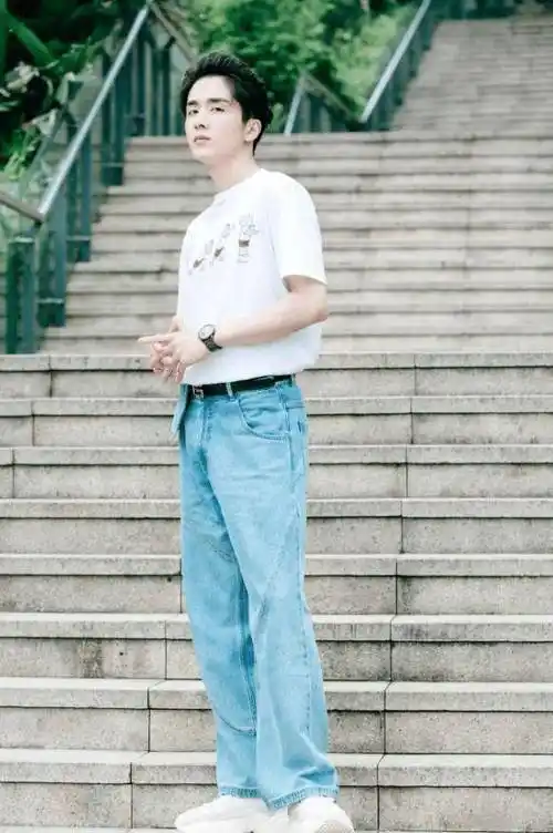 张新成晒私服新照,简单t恤配牛仔裤,"新晋男友"帅出天际_穿着_白色