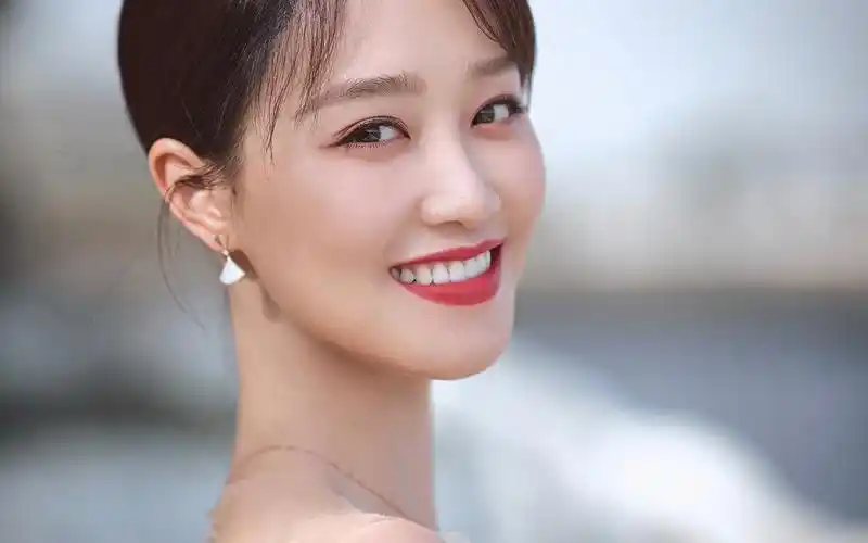 蓝盈莹性感优雅写真桌面壁纸