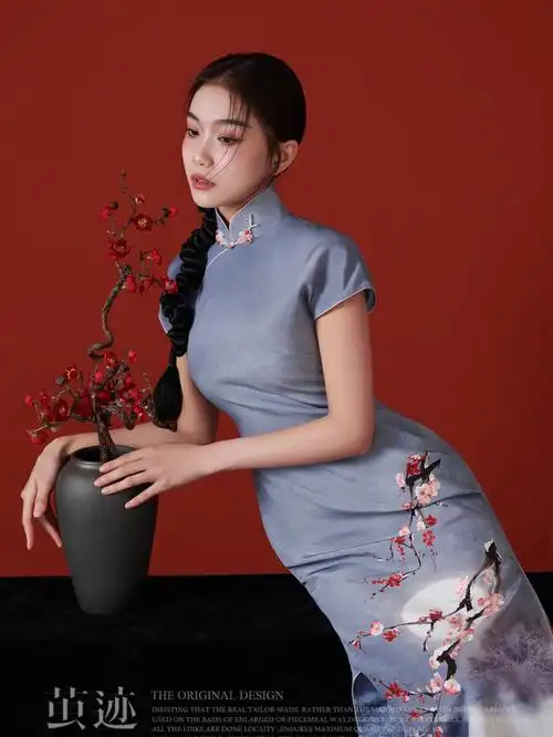 旗袍几点梅花最可人