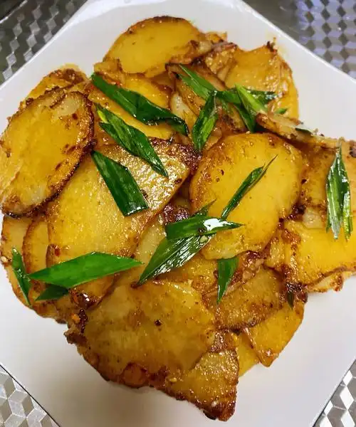 99做法991,土豆削皮洗净切片,不用切太薄,蒜末蒜苗备用.