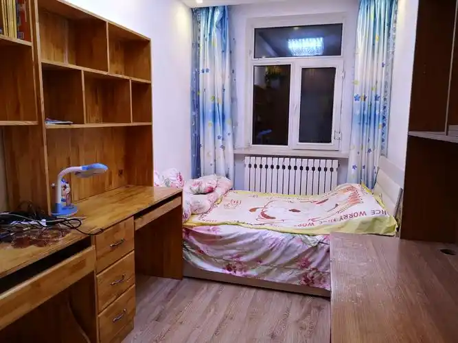 梓蒙依然是这间带桌椅的卧室.