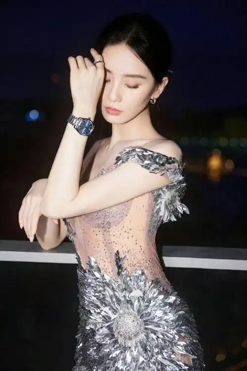 穿着rahul mishra高定礼服,精美的珠片薄纱,银色的刺绣装饰,刘诗诗的