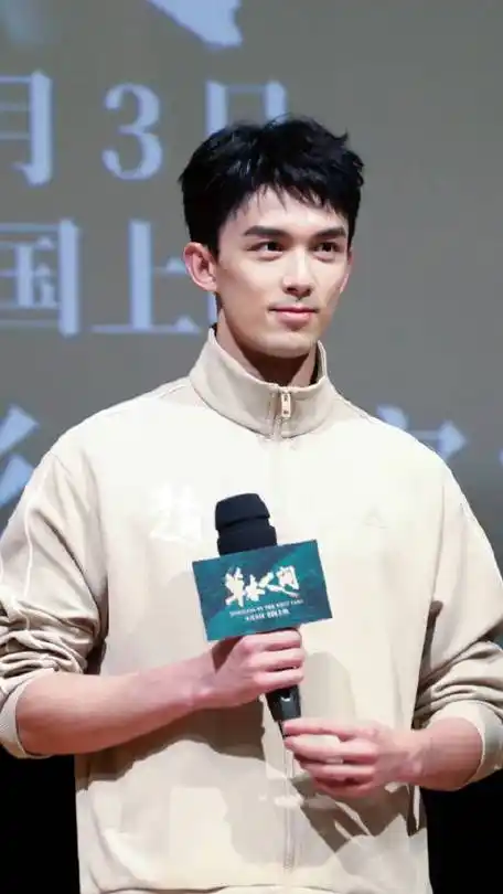 现场气氛超热烈 采访中吴磊首先用电影中的方式和大家打招呼01紧接