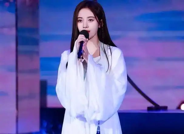 tfboys偶像团体中的王源和鞠婧祎有着相似的遭遇,两人在音乐节目中