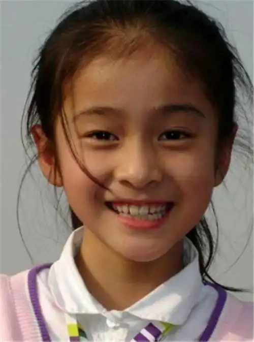 看得出,张雪迎是从小美到大了,小时候的张雪迎就是一个小美女了,也很