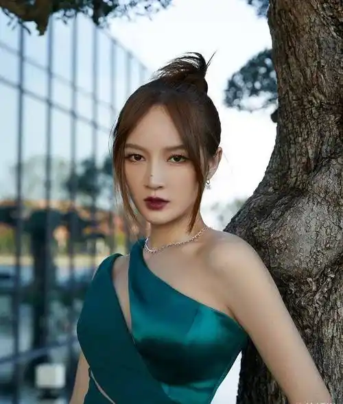 孟佳出席活动,网上还没曝光生图自己就发出来了,不精修也很美_照片