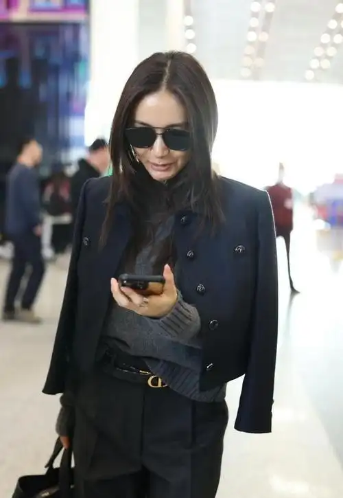 王子文素颜现身机场酷飒有范