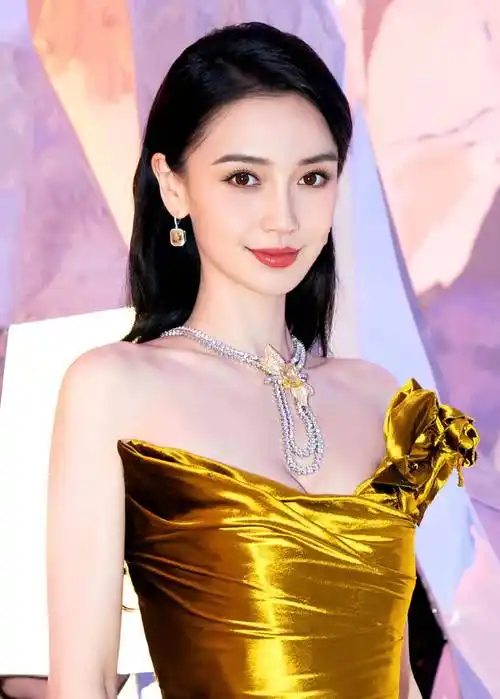 杨颖现身某活动,一身纤瘦身材,优雅气质的金色鱼尾裙!_风格_造型_漂亮