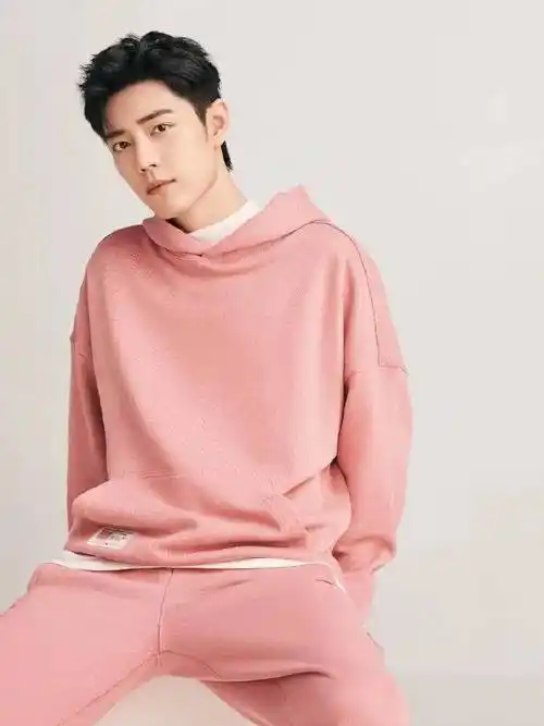 穿粉色也很绝的九位男明星:成毅温润,王一博可爱,丝毫不显女气