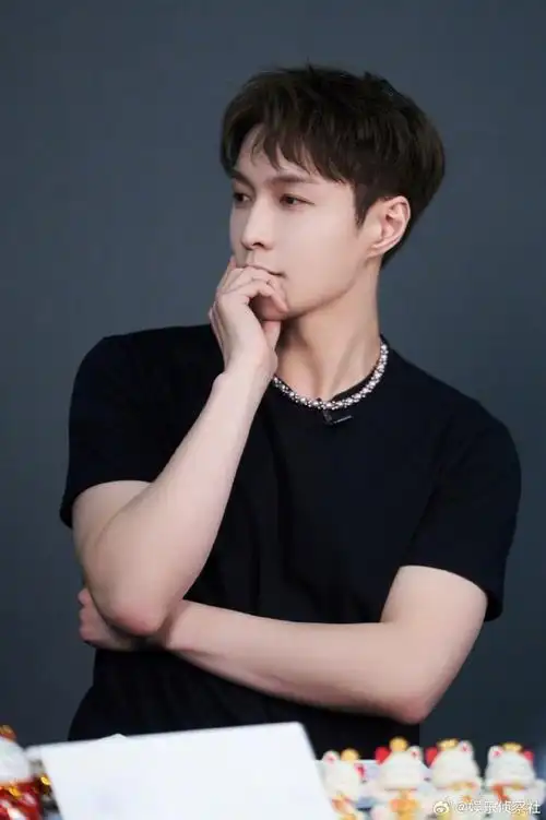 张艺兴连换五套衣服