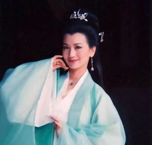 光是在各大综艺节目中,就涌现出贾玲,王祖蓝,宋小宝等人的致敬模仿.