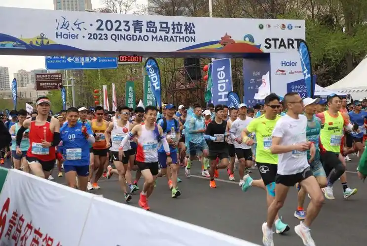 25万名跑者踏上最美赛道2023青岛马拉松鸣枪开跑