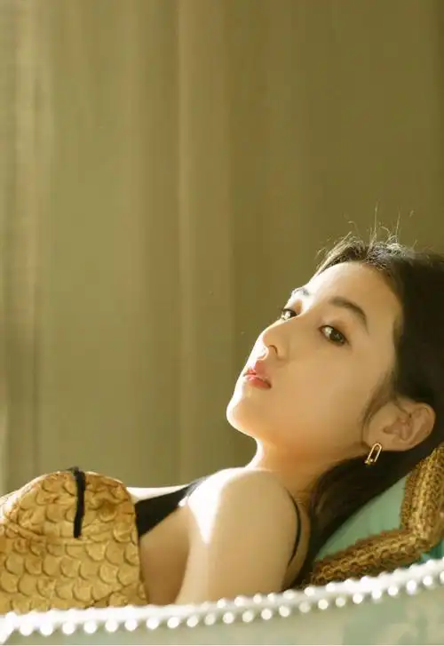 张子枫长大了真好看穿金色吊带连衣裙配齐肩发型美成小公主