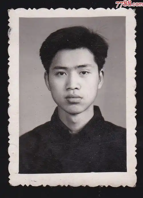 50年代学校男生个人留影