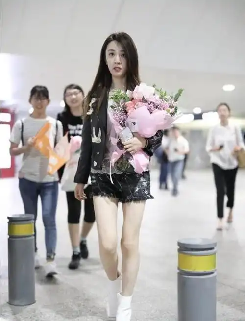 "流星雨"的牛仔短裤搭配黑色皮衣,王晓晨走出最大气的步伐