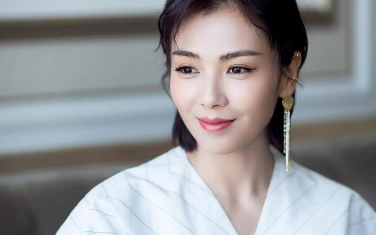 刘涛温婉动人写真桌面壁纸高清大图预览1920x1200_大陆明星下载_美桌