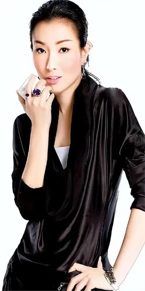 值得一提的是,尽管身材议题激起了广泛讨论,郑秀文的歌唱能力仍备受