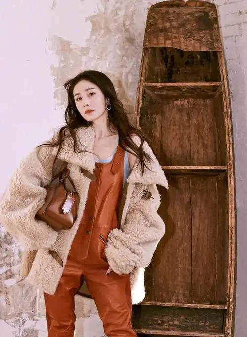 杨幂最新穿搭曝光羊羔毛外衣引热议