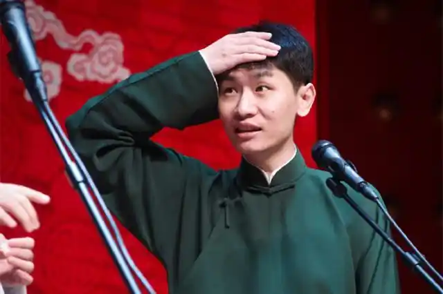 德云社郭霄汉发文,在线晒弹吉他视频,帅气的造型引发粉丝热议