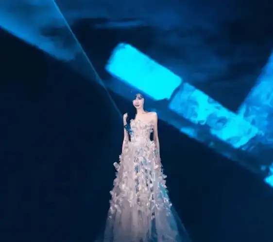 王心凌演唱会穿蓝色抹胸礼裙 恬静温润如仙女下凡___